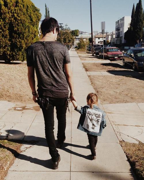 5SCS_Smut's tweet photo. Daddy #Calom #CuteSCS http://t.co/lHmnLi2Zxm