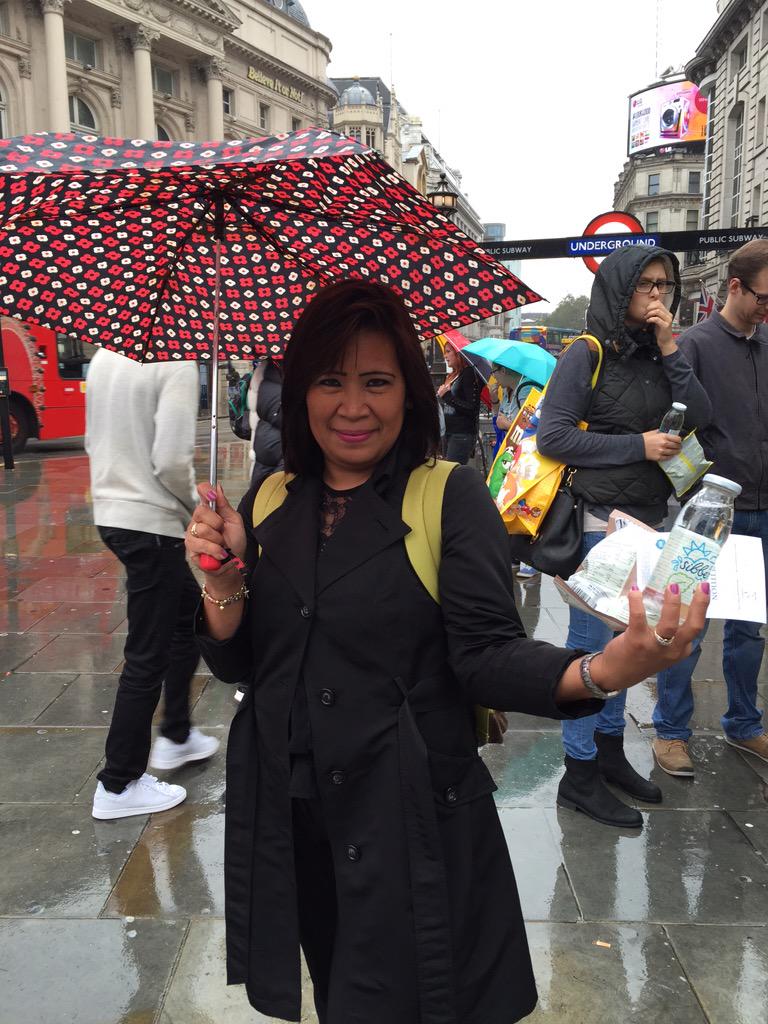 startafashionco's tweet photo. Lovely visitor with her @Sibberi birch water and @POSHCORNUK ! #FashionWeekDayOut @fixagents #lfw http://t.co/xZRTU4cynW