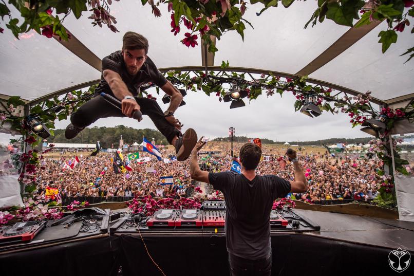 dancingastro's tweet photo. "Roses" by @TheChainsmokers receives an impressive re-work by The Him and many more http://t.co/gKMFP15sqp http://t.co/eN0ZnzXkdO