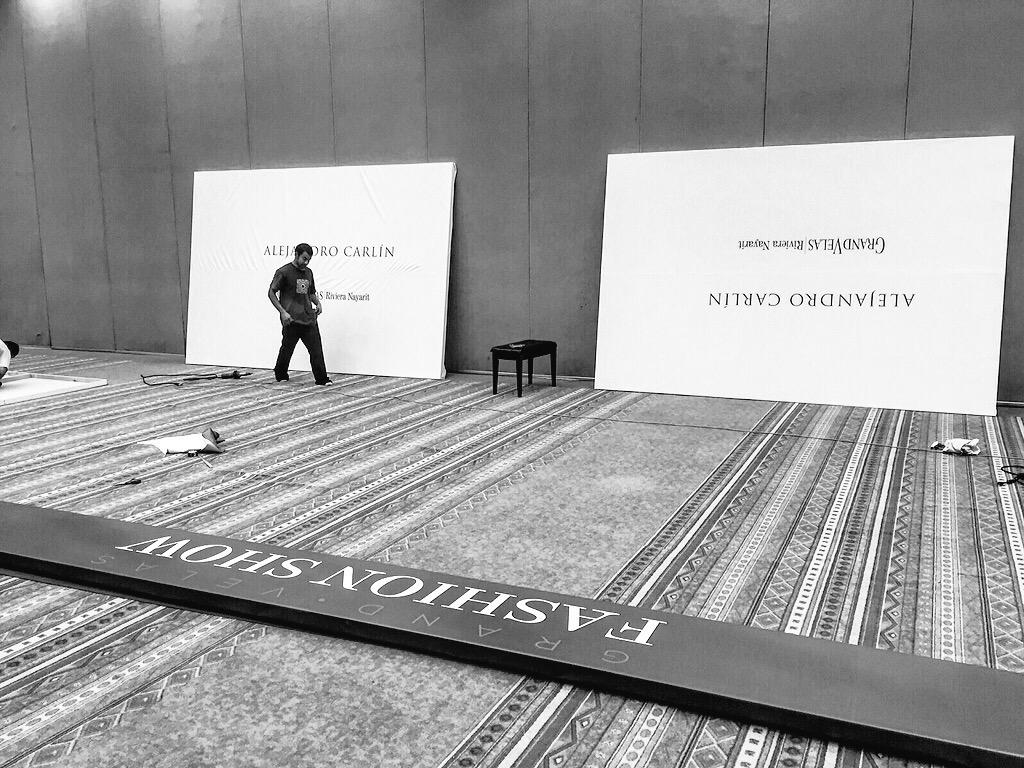 posemodelsmx's tweet photo. Preparando el GRAND VELAS FASHION SHOW con Alejandro Carlín

#PoseModelsMX #GVFashionShow #RivieraNayarit @VallartaGV http://t.co/S2ROdNU4eg
