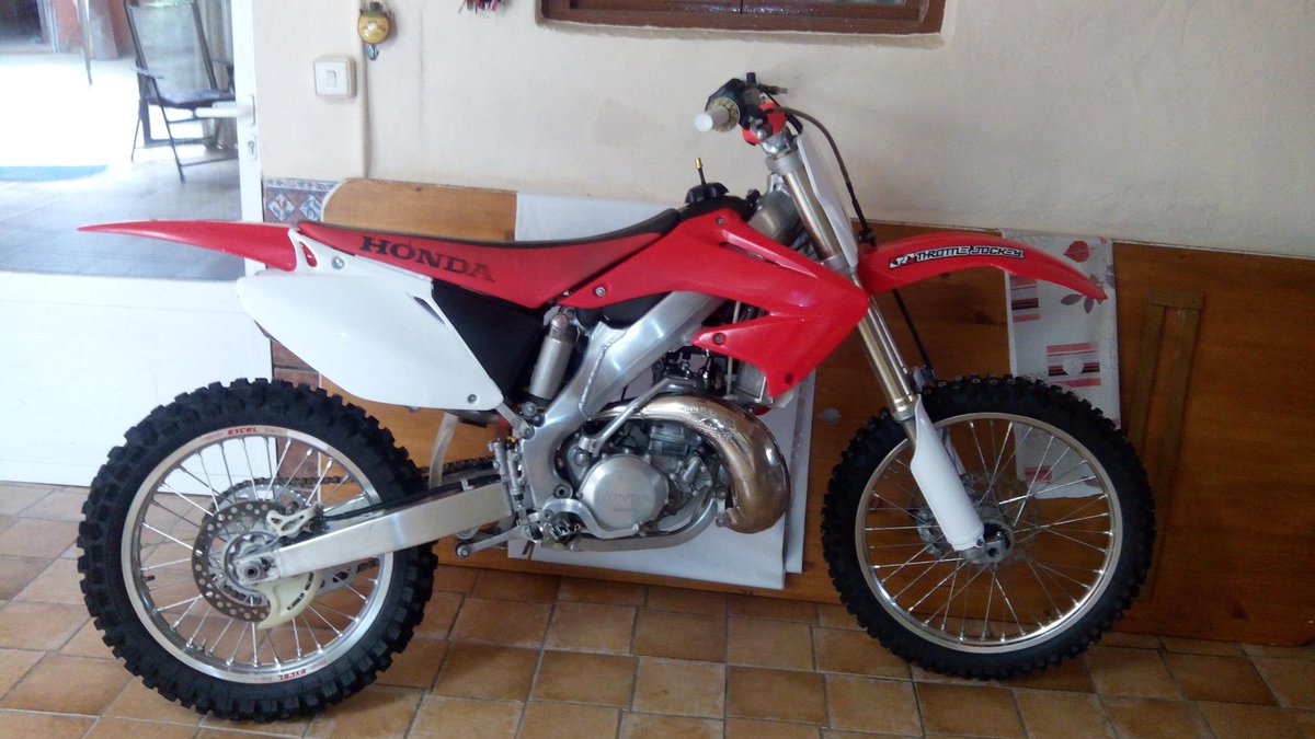 Marcosperez94's tweet photo. @carolmilagro10 @Marcos_PV  uiuiui ya sabes que este año será mucho mejor, moto nueva y en la mejor compañía!!! Tk!! http://t.co/quUDAMw7zy