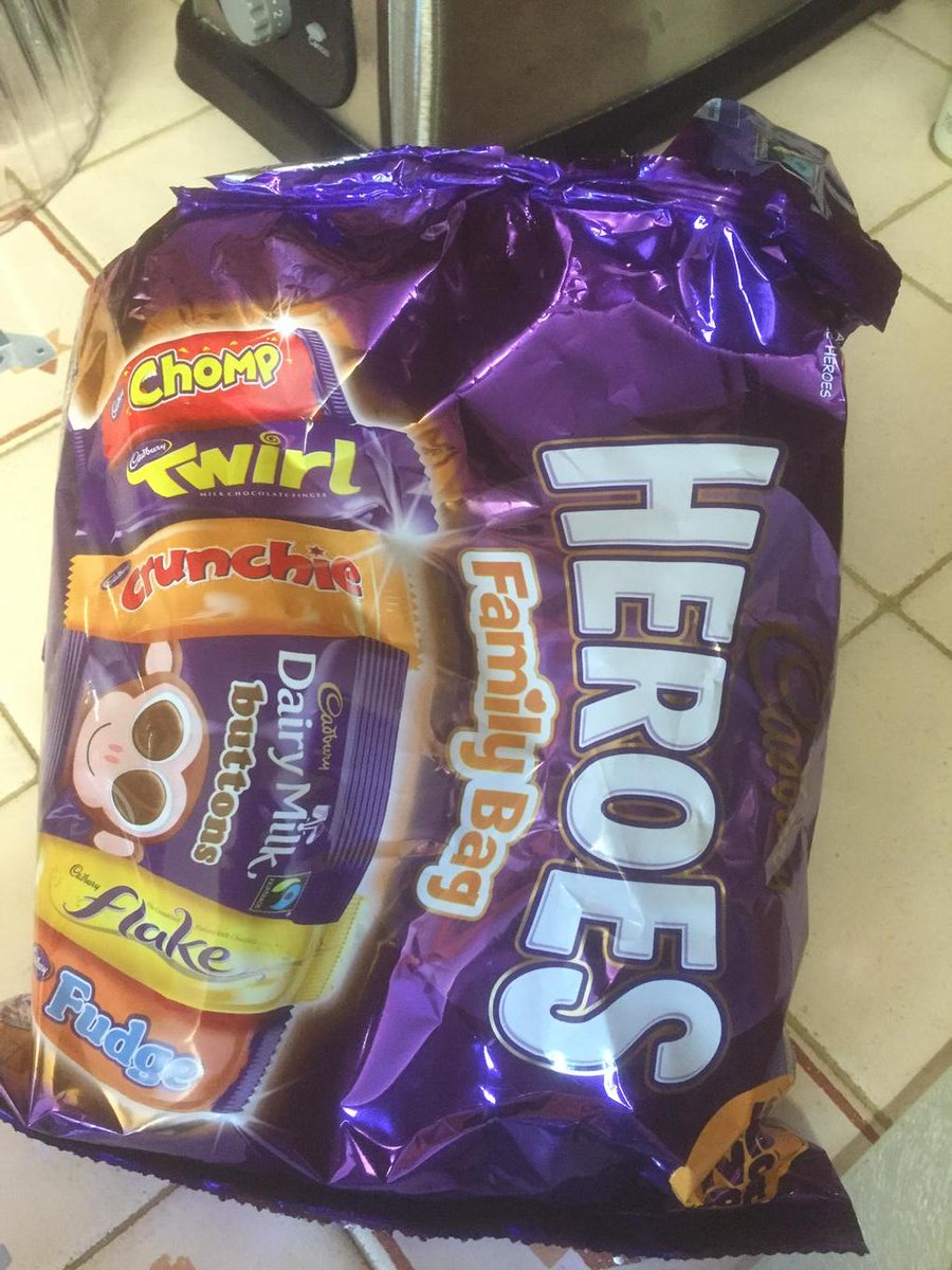 woodlar's tweet photo. @Cadburyuk very disappointed !! 20 chocolate bars but not a single twirl in the pack? http://t.co/9xkdoemuLY