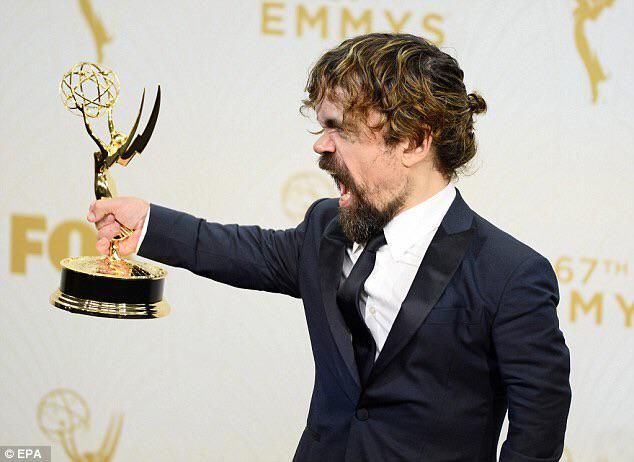 Los7Reinos's tweet photo. Juego de Tronos bate todos los récords en los #Emmys2015, ganando además el de Mejor Serie.
►http://t.co/ywkXfI0Ikn http://t.co/TmFgyOJbRa