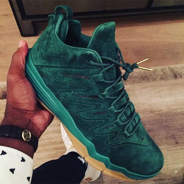 SneakerNews tweet picture