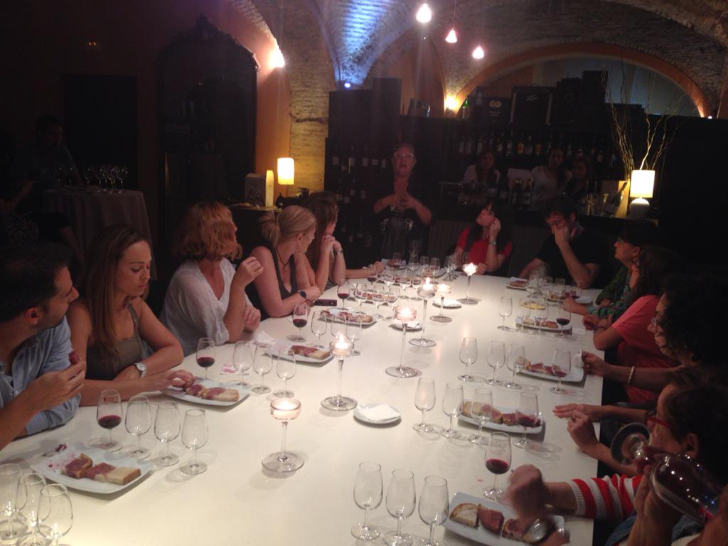 Papersdevi's tweet photo. Rosa Vila dirigeix el magnífic tast de pa amb vi i sucre de la #SetmanaVi @DOAlella http://t.co/B8gaFL5cwO