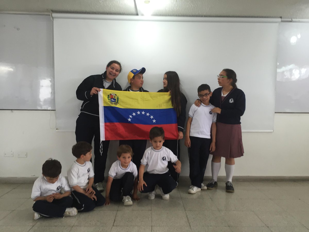 Col_SantoAngel's tweet photo. Estudiantes Venezolanos Angelinos 2015 http://t.co/1udIPGoNPT