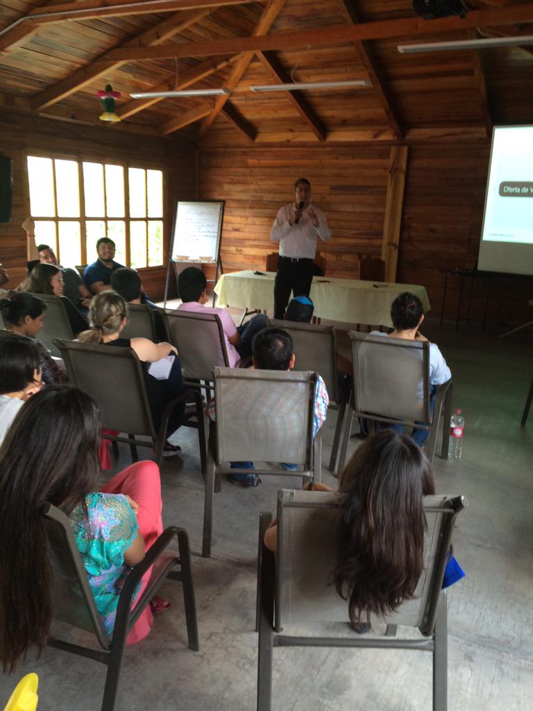 tonio_mtz's tweet photo. @elraulrivera en su asesoría a los alumnos que participan en #feich #semanai @IncubadoraCHS @tecmtyCHS http://t.co/gjMWz6OavU