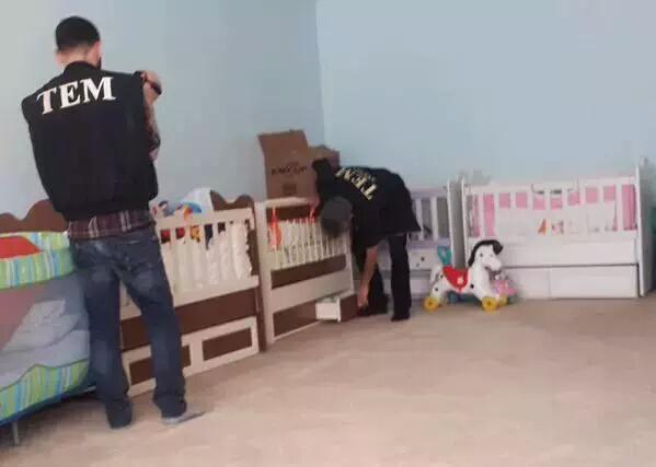 caapulcukiz's tweet photo. Şu fotoğraf Türkiye'nin geldiği acziyetin resmidir. TEM polisinin kreşte ne işi var arkadaş. Yazıklar olsun ! http://t.co/IBSbUBNVeC