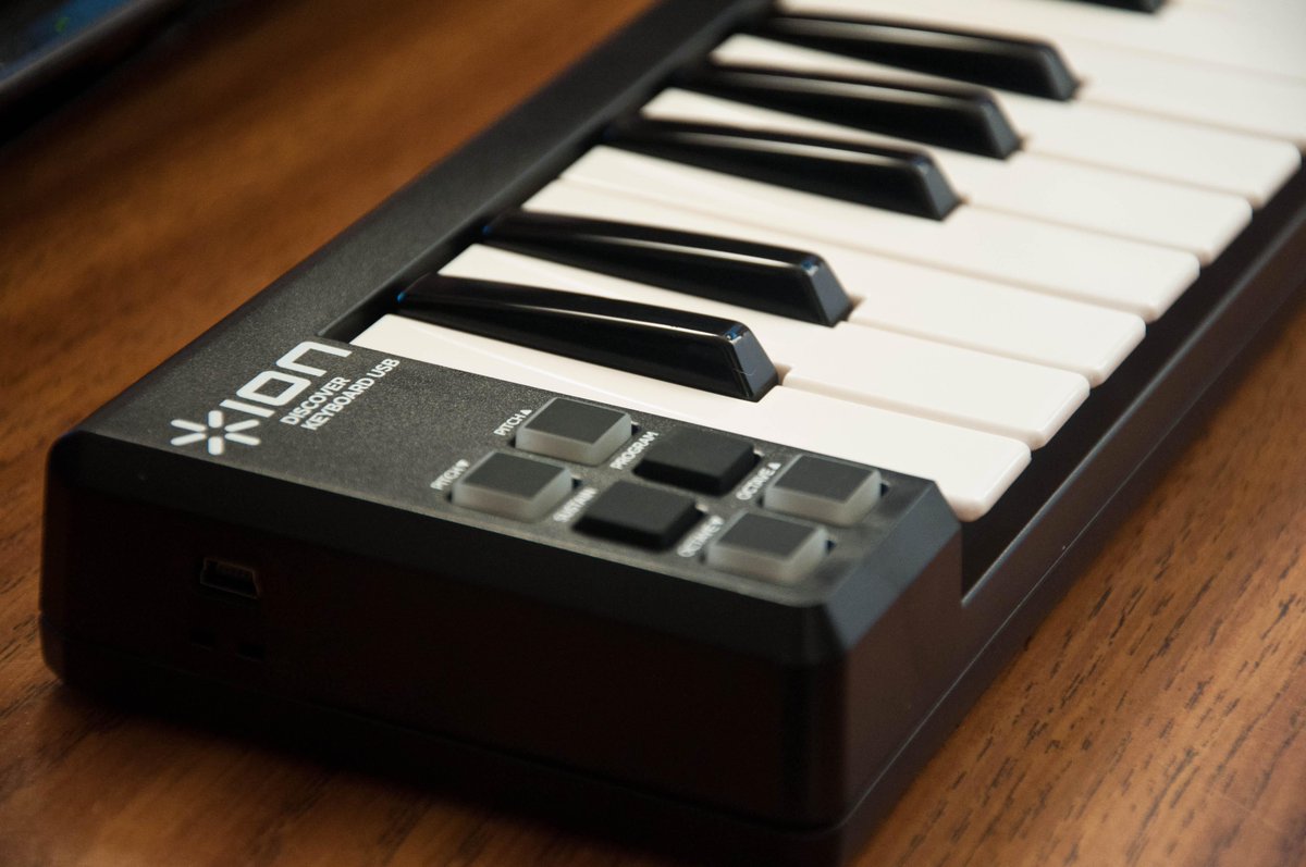 SegmentSynth's tweet photo. Did you know: You can connect your #MIDI keyboards and controllers directly to @SegmentSynth via #USB. @SynthGear http://t.co/rop6WwQVCP