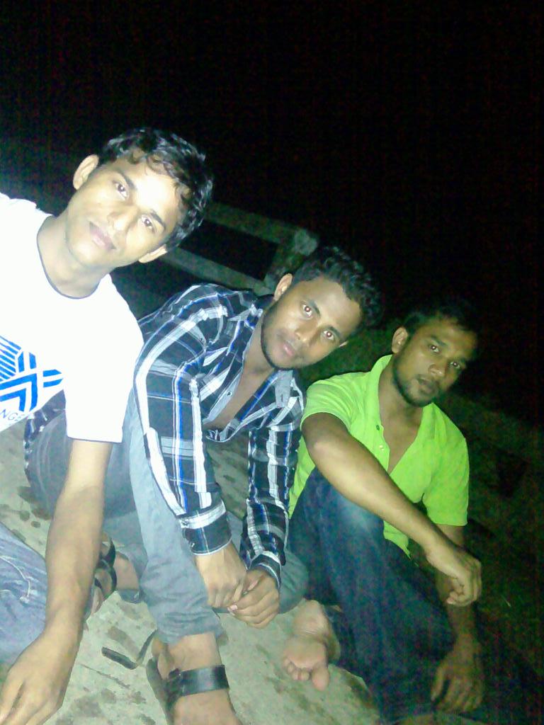 Shopnohenrubel's tweet photo. me &amp; my friends rajib and rana http://t.co/zhok53beq2