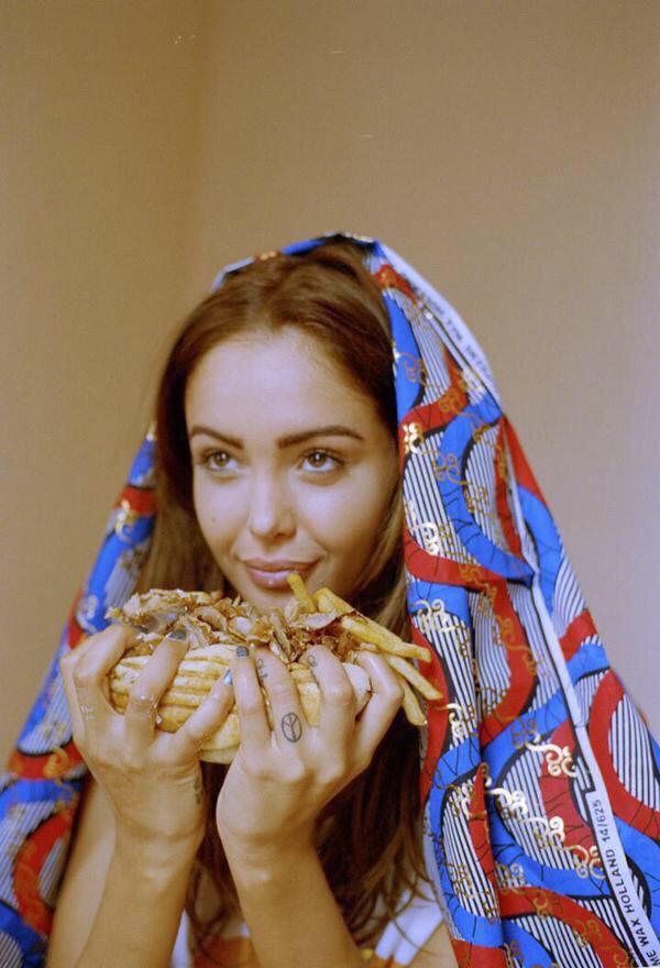 Caprices2fille's tweet photo. Nabilla au naturel c'est une frappe 😍 http://t.co/ucTZ6tW0Xx