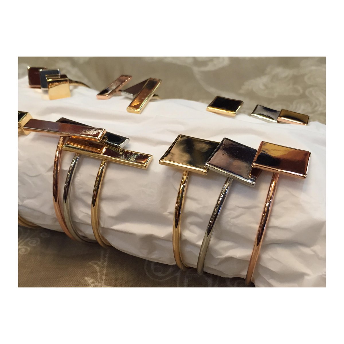 PerfumesGuezmes's tweet photo. Vamos a ponernos guapos con esta colección de #pulseras. ¡En diferentes formas y acabados! ¿Te apuntas? http://t.co/BRTIMfcV3p