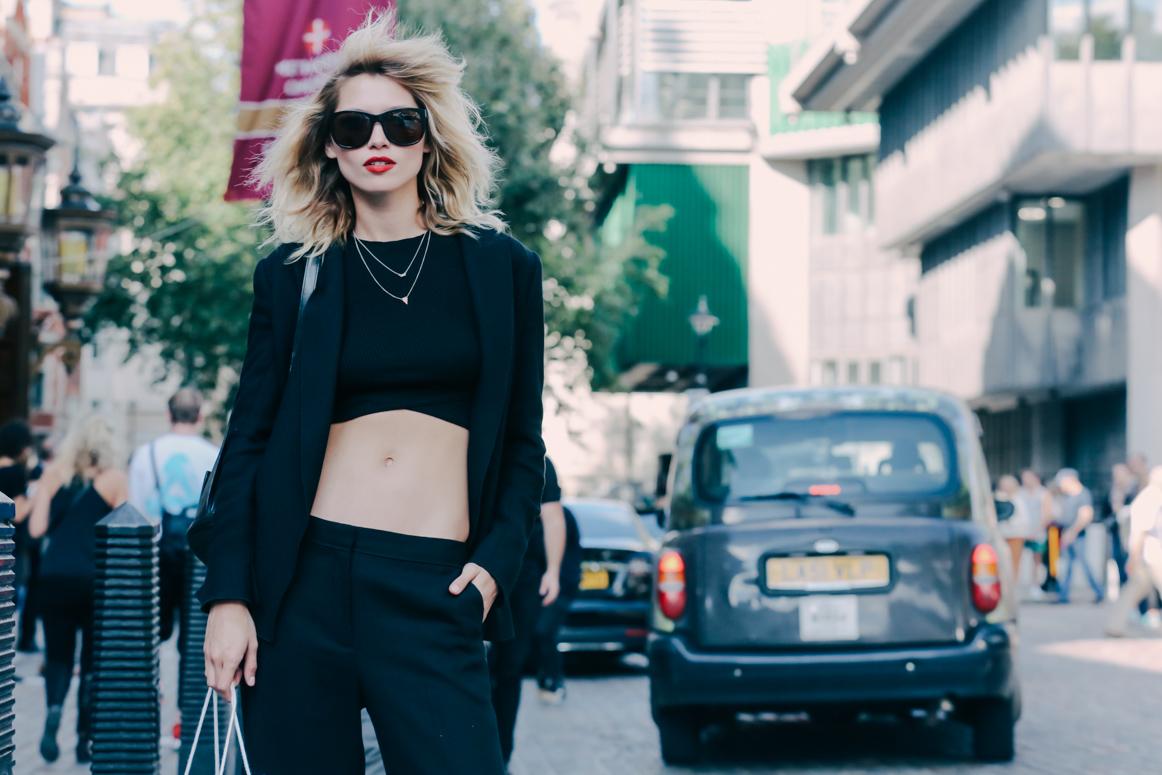 VogueFrance's tweet photo. Tour d'horizon des meilleurs street looks capturés pendant la Fashion Week de #LFW http://t.co/QbnHDOlZ7R http://t.co/jAVG6yBniG