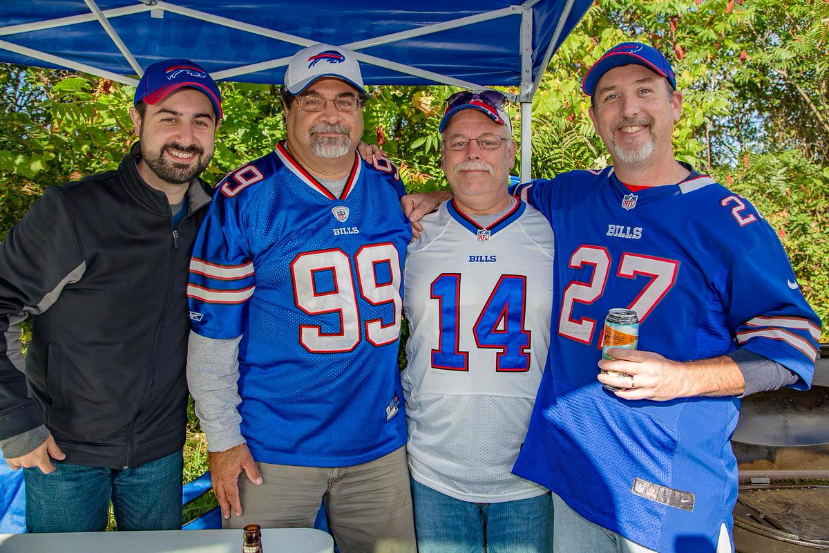 ARRizzo's tweet photo. Despite the loss... we are quite a good looking family. #UncleMikeIsntOnTwitter http://t.co/Oy9CJJZK2E