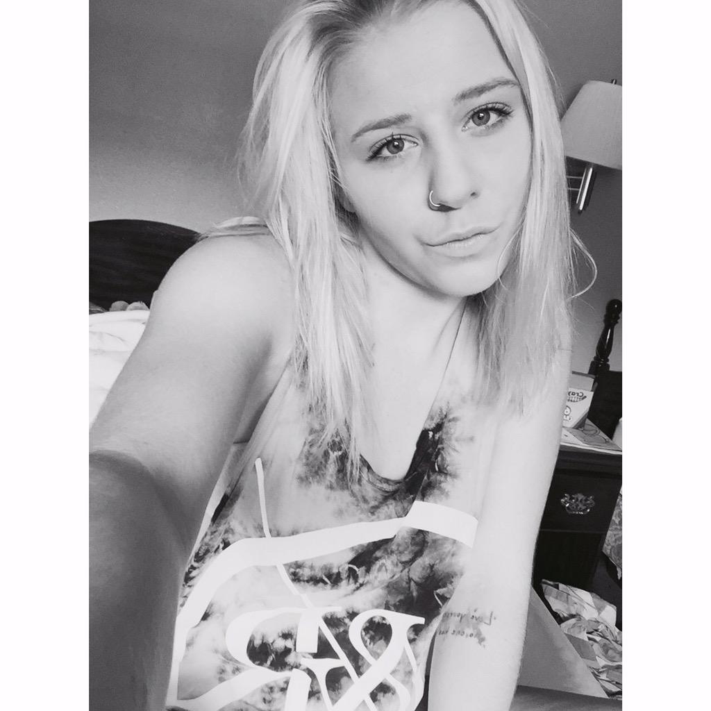 chrissi__xo4's tweet photo. I stole babes shirt so it calls for a selfie right?? 💞 http://t.co/S6PBcjerLz