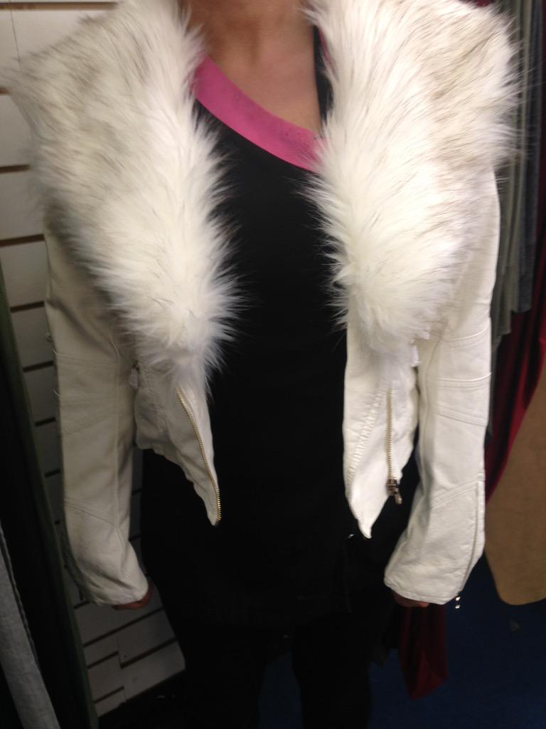 _MJBoutique's tweet photo. Fur collar jackets, these come in white, brown and black! £39 http://t.co/bsGCCOn4fA