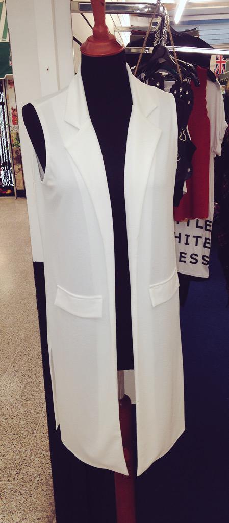 _MJBoutique's tweet photo. Long white sleeveless blazer! We love this at Missy-Jae HQ😍 £14 http://t.co/h1U4IpU6TT