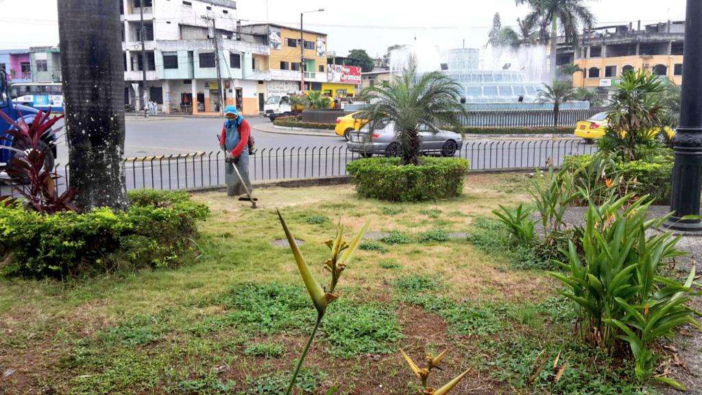 GadQuevedo's tweet photo. #Quevel | EMPUPAVQ dando mantenimiento en las áreas verdes en de la Pileta ubicada en sector El Atascoso http://t.co/t9QqPvwuDT