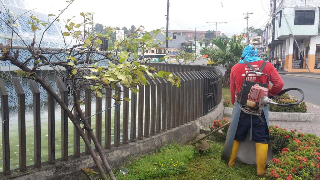 GadQuevedo's tweet photo. #Quevel | EMPUPAVQ dando mantenimiento en las áreas verdes en de la Pileta ubicada en sector El Atascoso http://t.co/t9QqPvwuDT
