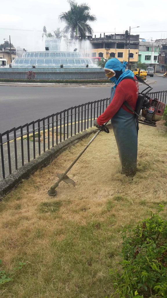 GadQuevedo's tweet photo. #Quevel | EMPUPAVQ dando mantenimiento en las áreas verdes en de la Pileta ubicada en sector El Atascoso http://t.co/t9QqPvwuDT