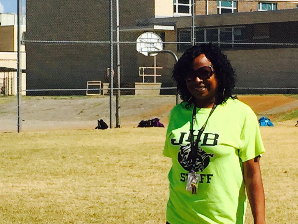 DallasPAL's tweet photo. Thx U, Hood Middle School Staff 4 your support! #RunAtSchool @DPDChief @DallasPD @dallasschools @AndyDPD 🙌😎 http://t.co/KOvVFYsZ78