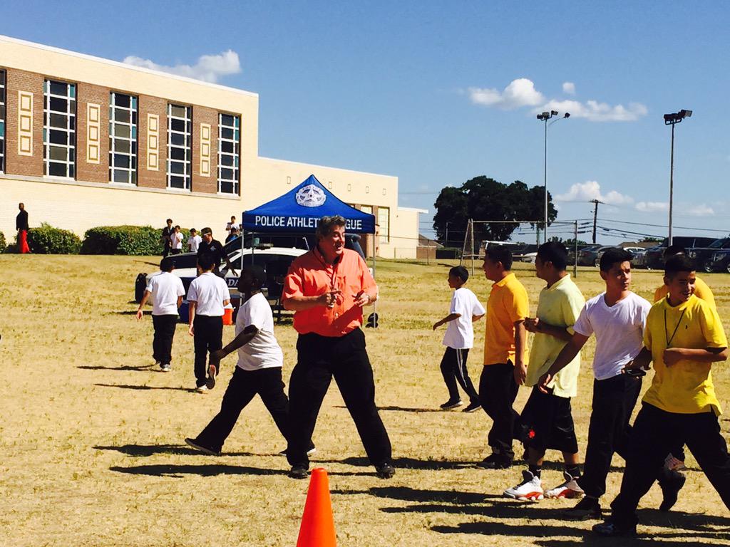 DallasPAL's tweet photo. Thx U, Hood Middle School Staff 4 your support! #RunAtSchool @DPDChief @DallasPD @dallasschools @AndyDPD 🙌😎 http://t.co/KOvVFYsZ78