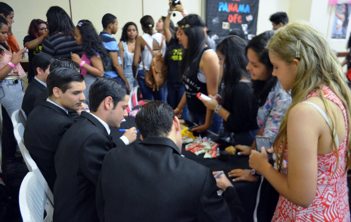 SomosRetz's tweet photo. Last event! #FandomFest2015 http://t.co/frnISWltbe