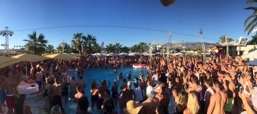 OBeachIbiza's tweet photo. We LOVE @HedKandi #tropicalparadise Mondays with @lovelylaurasax http://t.co/kS14NjUmVs