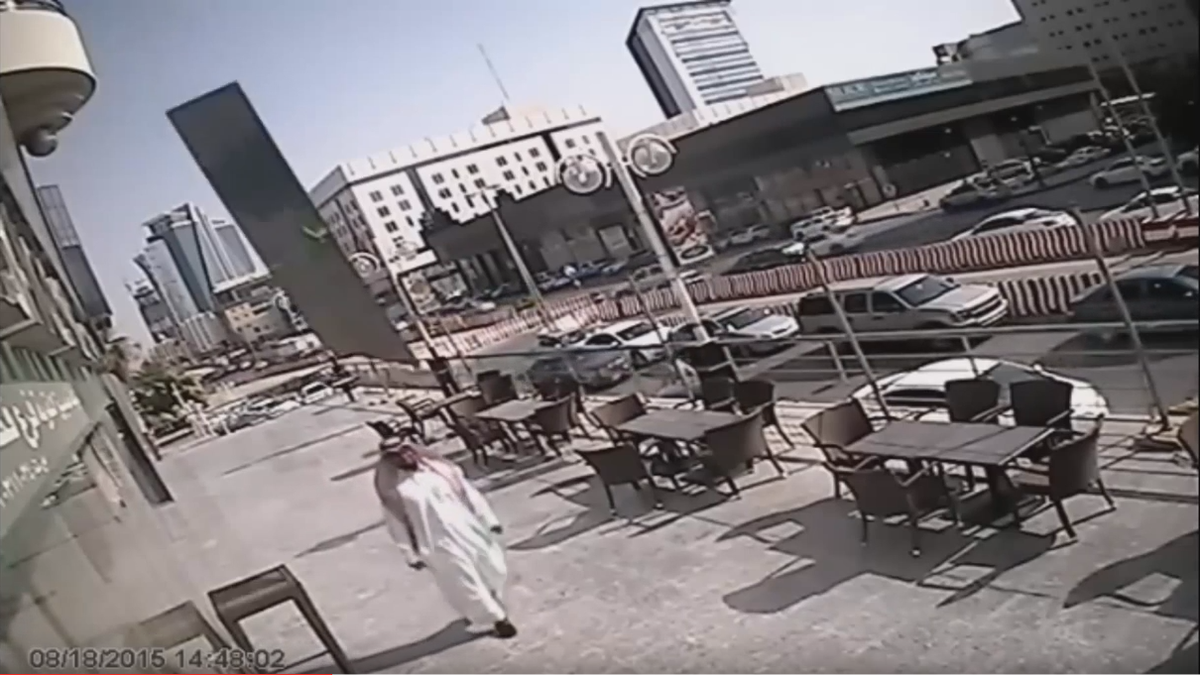 EconCybernetics's tweet photo. Saudi man escaped miraculously from a falling glass panel. https://t.co/zgtkJvvDeP http://t.co/snSUpPrhm9