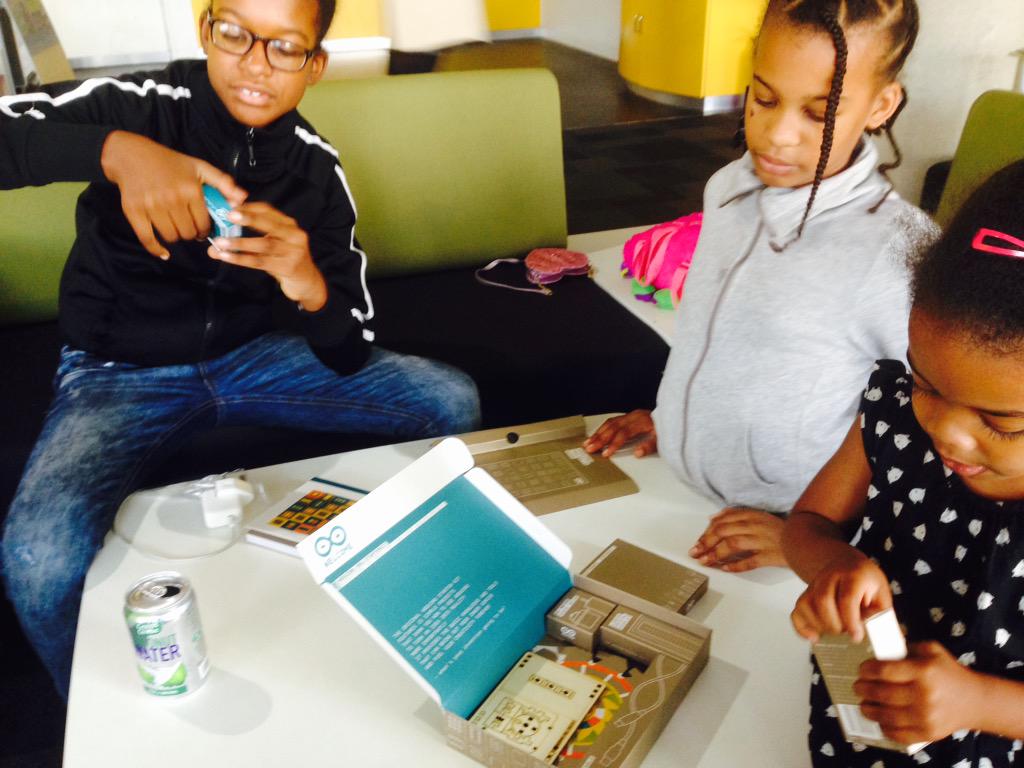 osa_ossa_osssa's tweet photo. @Dr_Black the @arduino arrived today. My girls couldn't wait to get crackin' #GirlsCanCode #Parenthood #tech http://t.co/8GSFccwICf
