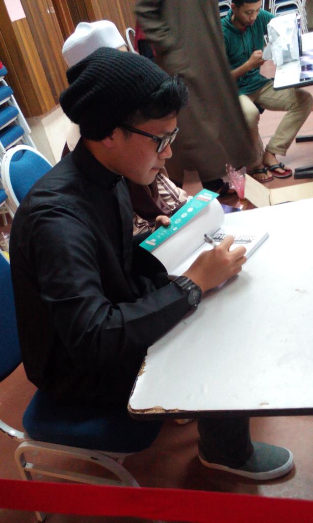 afiq_hasni's tweet photo. Kalau hidup dalam expectation manusia derita, hidup lah dalam expectation Allah bahagia In shaa Allah #AimanAlBanna http://t.co/BWo41K55cx