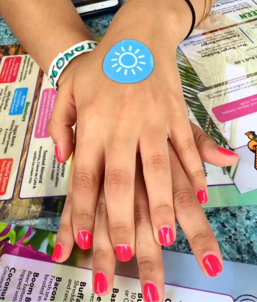 SunburnAlert's tweet photo. Add a pop of color to your hands with a #UVSticker and a fresh manicure. π
πΌ http://t.co/tSJ8xAUPCB #ManiMonday http://t.co/BSRAfjghyr