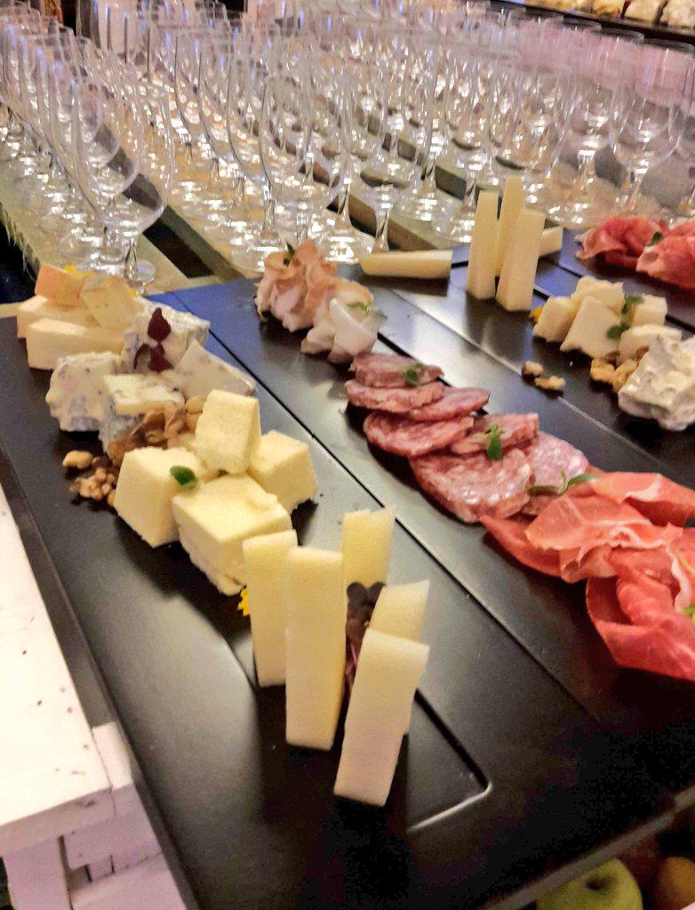 danielafabrizia's tweet photo. “@Marco_K18: Cibo in posa a #ItalianFoodAffair #PairedPerfecty @sheratonmxp @CarloVischi http://t.co/pLYM43ymon” @br1 imbattibilmente veloce