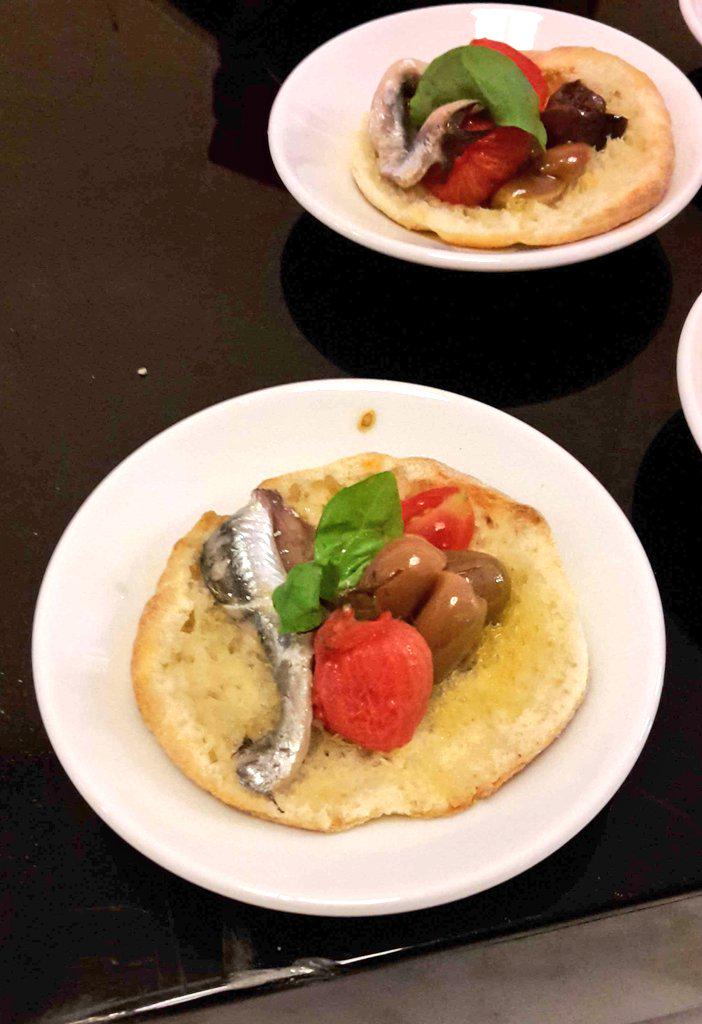 danielafabrizia's tweet photo. “@Marco_K18: Cibo in posa a #ItalianFoodAffair #PairedPerfecty @sheratonmxp @CarloVischi http://t.co/pLYM43ymon” @br1 imbattibilmente veloce
