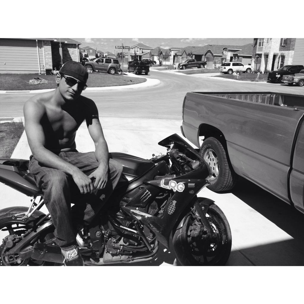 abracasixel's tweet photo. Mmm, my boyfriend is so handsome 😍 http://t.co/wfbuCdPSBd