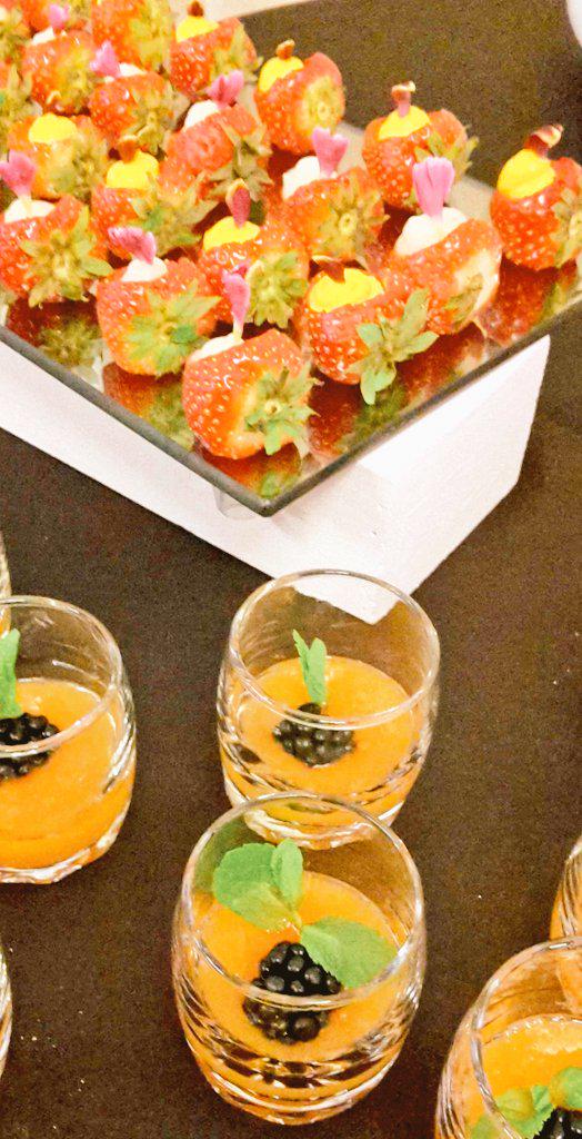 danielafabrizia's tweet photo. “@Marco_K18: Cibo in posa a #ItalianFoodAffair #PairedPerfecty @sheratonmxp @CarloVischi http://t.co/pLYM43ymon” @br1 imbattibilmente veloce