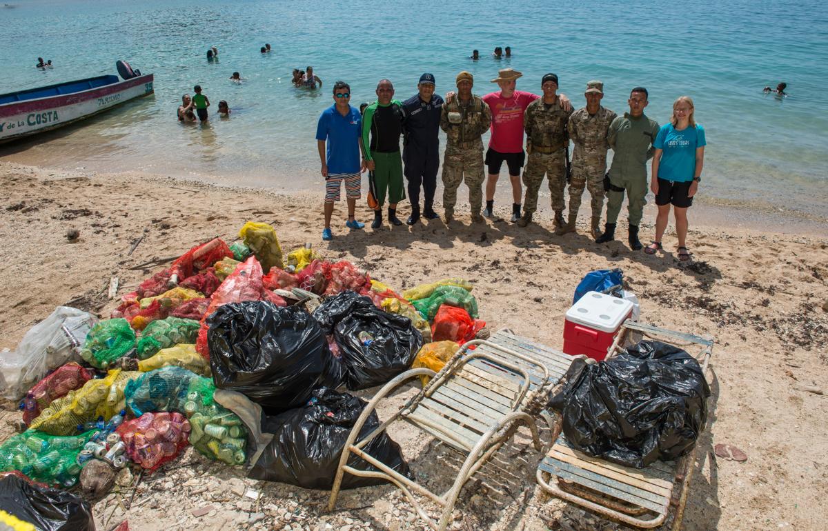 Sean_at_STRI's tweet photo. Limpieza submarina ayer en Guaira e Isla Grande. Gracias a Promar, @senanpanama, @protegeryservir y 100 voluntarios. http://t.co/jDkXfmDy9p