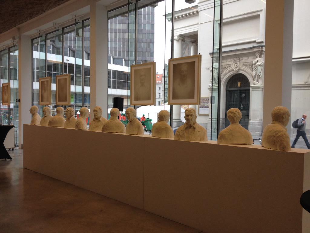 AllemaalSam's tweet photo. #ecdbrOes opende mee de tentoonstelling #thetimebeing & #stillmemory @Muntpunt #dementieindebib #alzheimercode http://t.co/ZB2aKA81oe