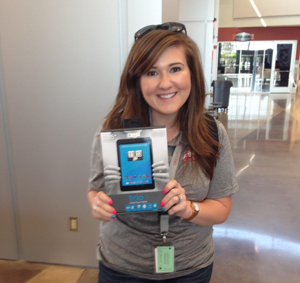 ChelseaDavis_13's tweet photo. Thank you #DLE2015 for a great day of training and for this sweet Trio Tablet! #LSPride http://t.co/XbKvw0MTtV