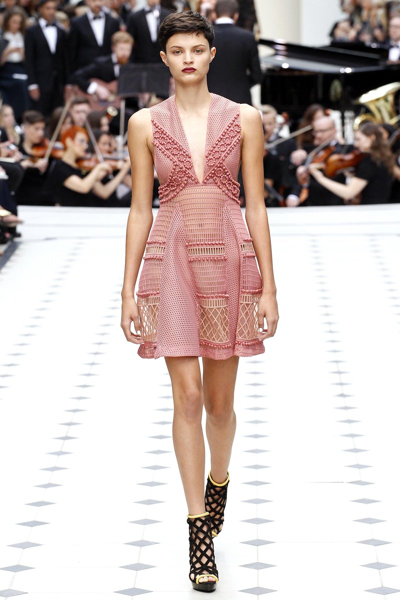 lesbranches_'s tweet photo. El contraste de los vestidos labrados y la urbanidad de las mochilas y el calzado. #Burberry @Burberry #FashionWeek http://t.co/U413XdvO0N