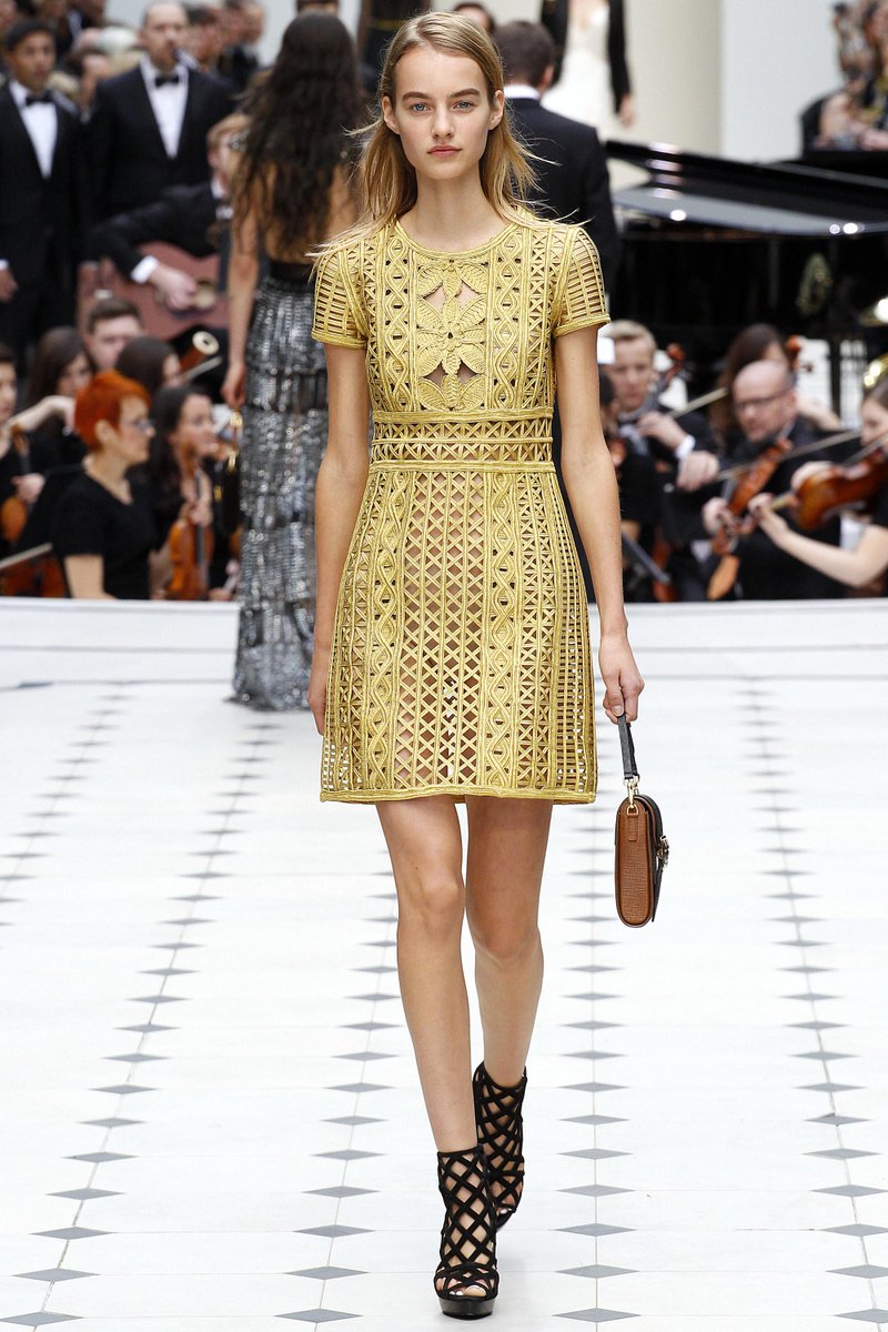lesbranches_'s tweet photo. Amazing #carved dress in #Burberry #summer16 collection. @Burberry #FashionWeek http://t.co/xGDDCQji5h