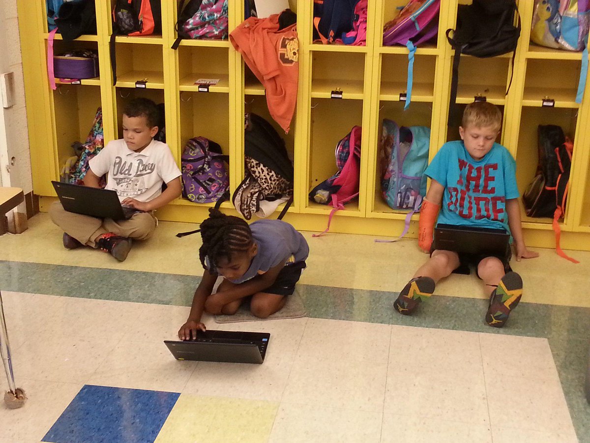 KristinaKochi's tweet photo. “@Colicchio34: Listen to reading is under way in room 34 :-) http://t.co/4rJjof3dv7” #ColonialDaily5 @gailandjoan