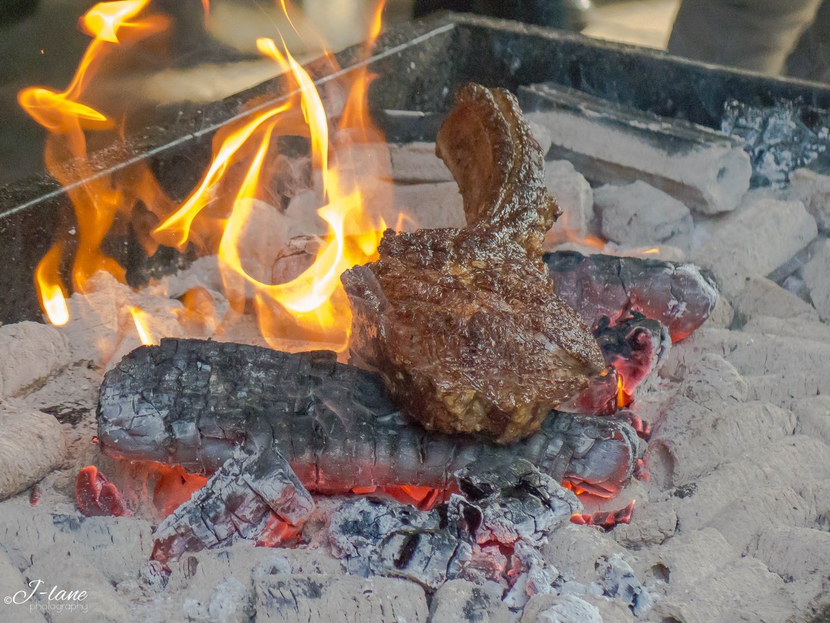 justjlane's tweet photo. Fantastic day at Meatopia 2015. Hawksmoor Tomahawk Steak BBQ'd dirty style! #bbq #meatopia2015 #hawksmoor http://t.co/fc8msdobXi