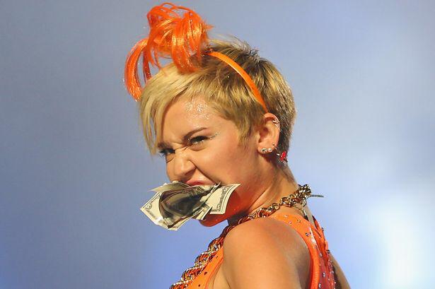 MCyrusCostaRica's tweet photo. De acuerdo a Forbes, la fortuna de Miley es de $180M y este año facturó $15M. #mileycyrus http://t.co/2toJxnxbxX