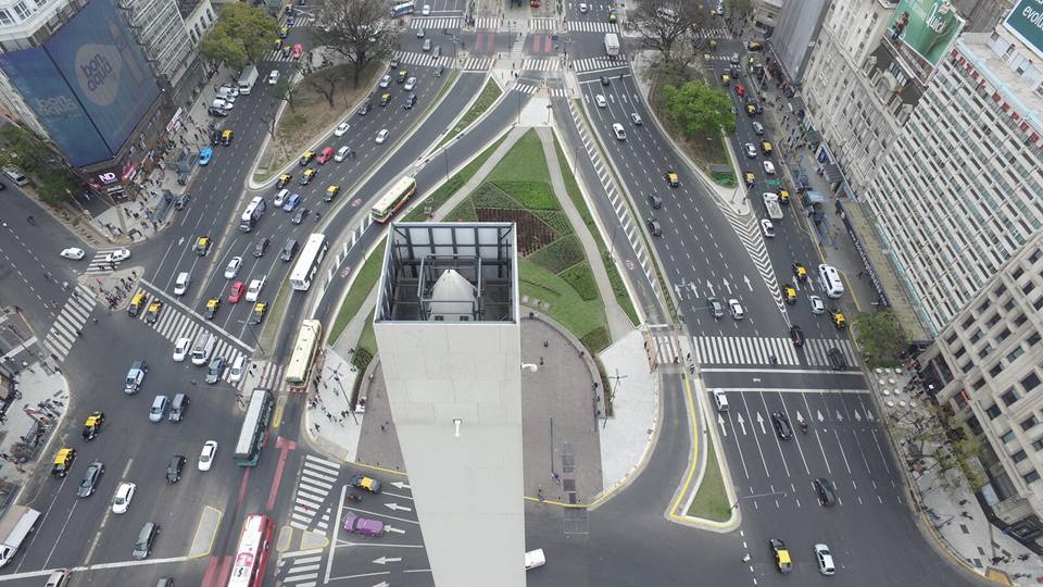 zanoni's tweet photo. el capo de @wiemeyer fue con un dron a ver qué pasó con la punta del Obelisco. El truco: http://t.co/G7w9B7E0gR