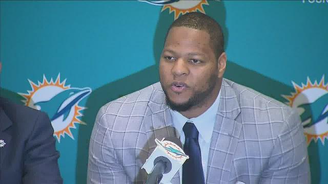 Philbin denies report that Ndamukong Suh freelanced plays on Sunday... bit.ly/1Jln3bu?utm_me… http://t.co/byfpcpQ6i1