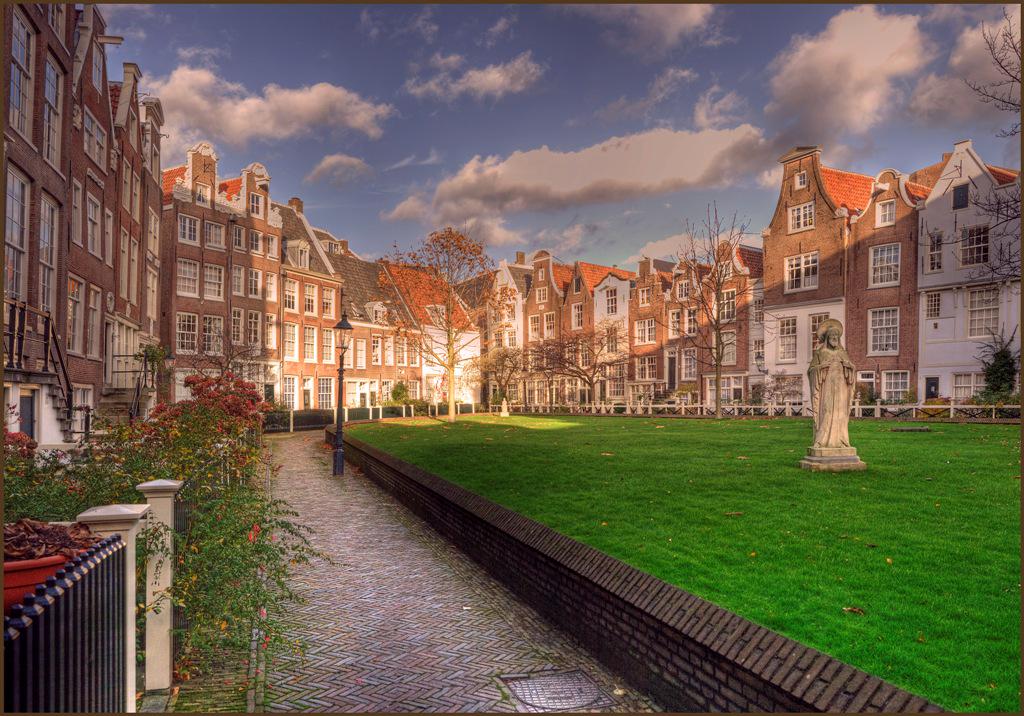 ExpatsMeetup's tweet photo. Our #Amsterdam #PicoftheDay is Begijnhof! http://t.co/lSejw8WBHV