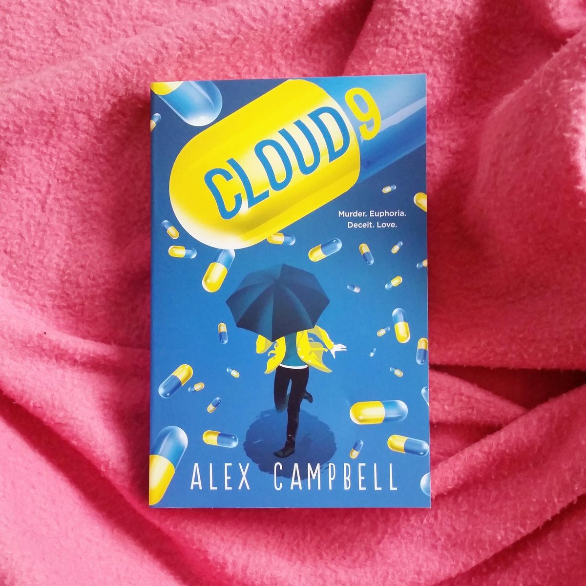 GlamazingSarah's tweet photo. Book post from @HotKeyBooks! I don't think I've ever NOT loved a Hot Key cover π #cloud9 #wheniwasme http://t.co/PlQKEhOhrU