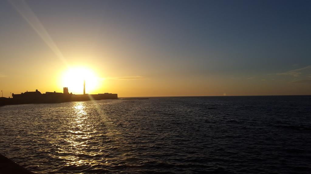 HelenLatole's tweet photo. Puesta de sol gaditana 😍 #mequedoaqui http://t.co/u0e6kg1mOy