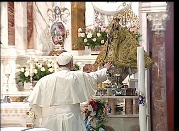 oneliocc's tweet photo. #CUBA  Estremecedor en su solemnidad el encuentro de #ElPapaEnCuba con la Virgen de la Caridad del Cobre.... http://t.co/WxW3UxMDqH